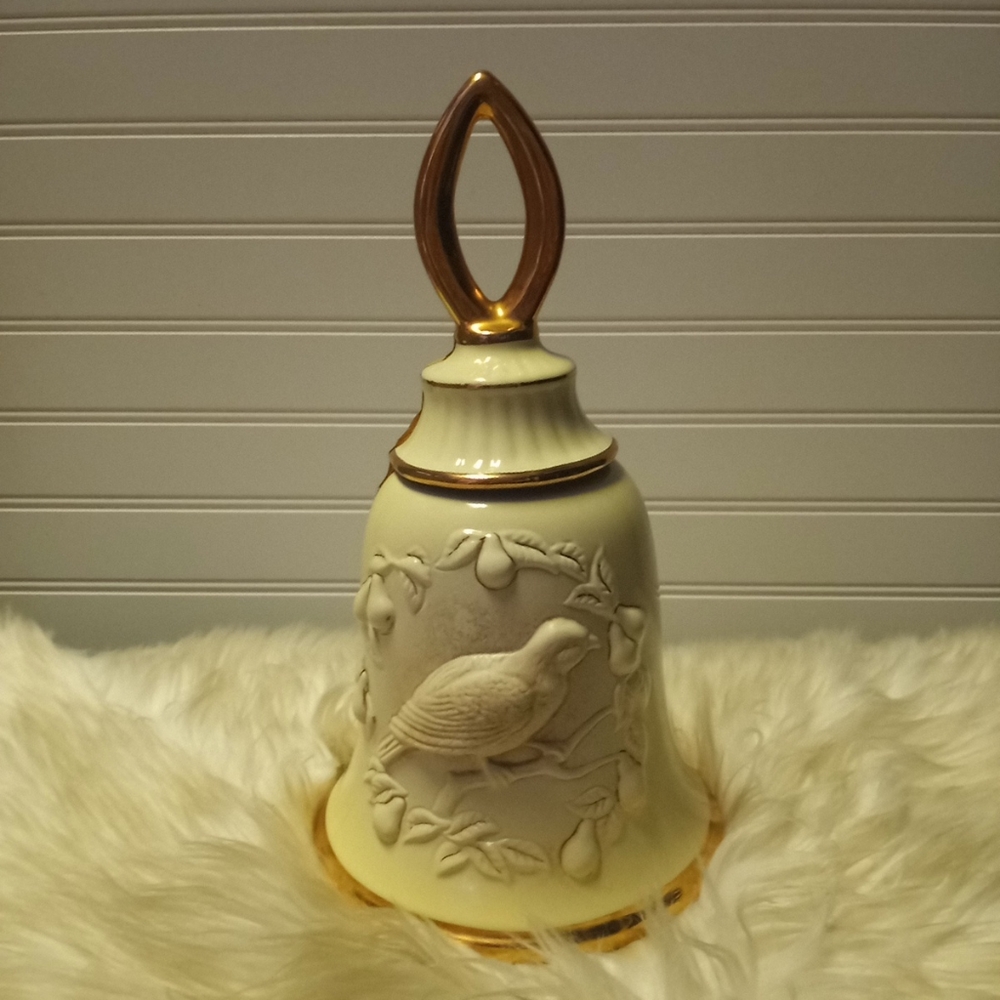 Vintage  1983 Jim Beam Partridge Executive Series Musical Glossy China Bell